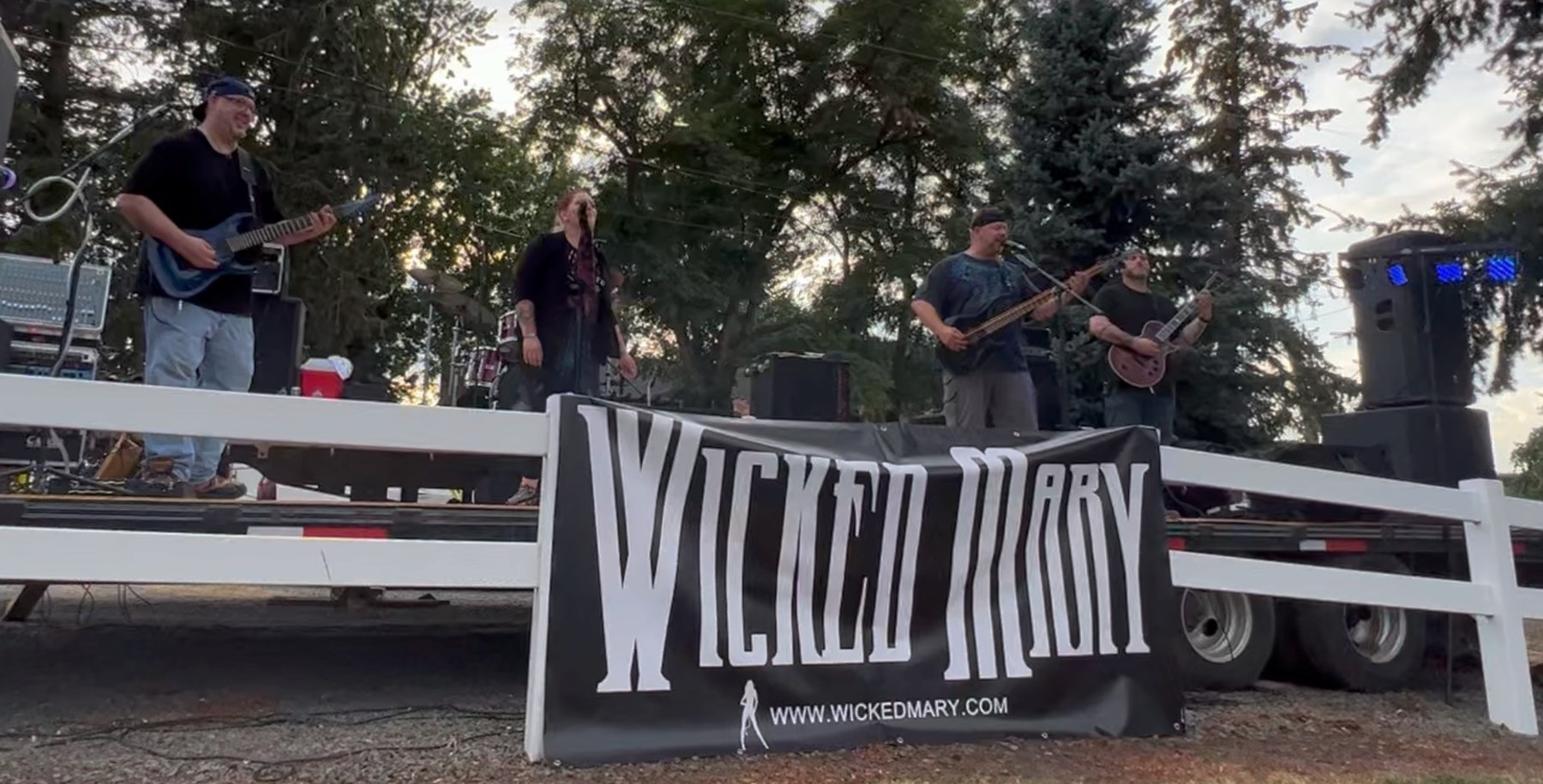 Wicked Mary live performance photo 10